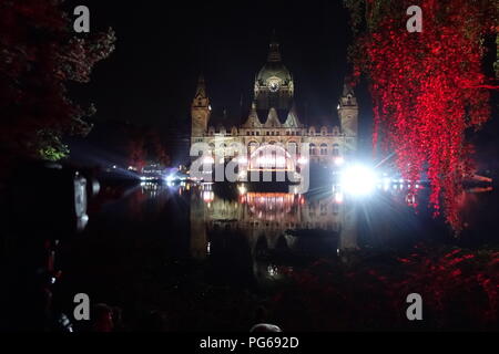 Im Maschpark haben sich am Donnerstagabend zahlreiche Besucher eingefunden, um die generalprobe von Mozarts "Don Giovanni" beim Klassik Open Air zu se Stockfoto