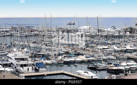 Luxus Yachten und kleinere Boote in der Marina in Cannes. Stockfoto