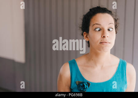 Frau Suchen cross-eyed an ihre Nase Stockfoto