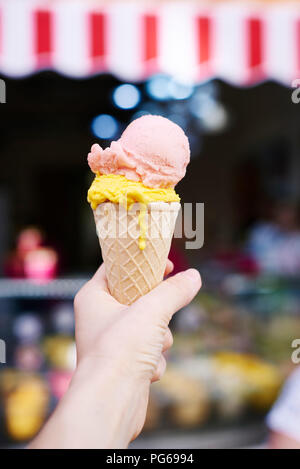 Woman's Hand Eis mit zwei Schaufeln Stockfoto