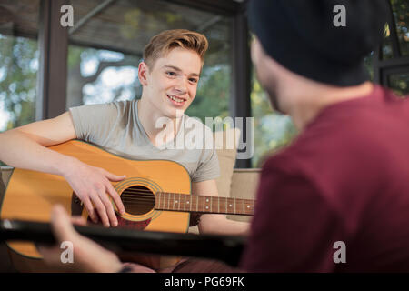 Musiker Unterricht Schüler wie Gitarre zu spielen. Stockfoto