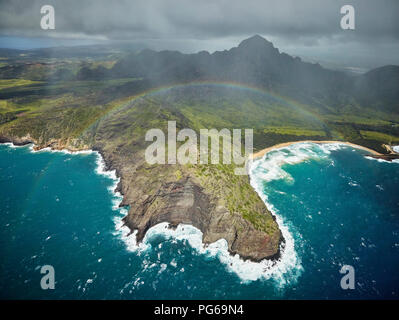 USA, Hawaii, Kauai, Regenbogen über Na Pali Küste, Luftaufnahme Stockfoto