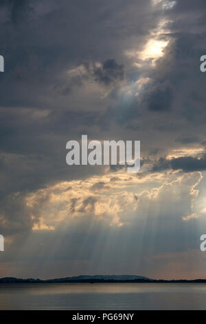 Deutschland, Bayern, Chiemgau, Chieming am Chiemsee, dunkle Wolken über den Chiemsee Stockfoto