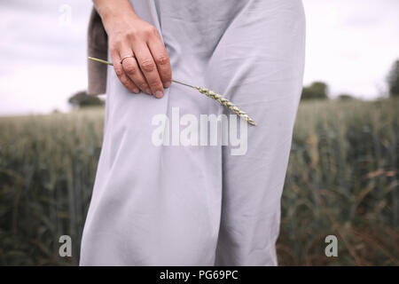 Woman's Hand, Ohr, Teilansicht Stockfoto