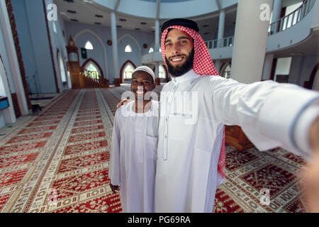 Zwei Arabis junge Männer liebe Freunde selfie mit Smartphone. Stockfoto