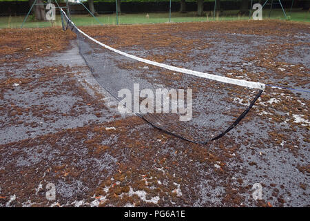 Stillgelegte Tennisplatz in schlechtem Zustand Stockfoto