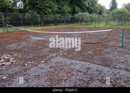 Stillgelegte Tennisplatz in schlechtem Zustand Stockfoto