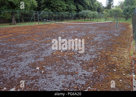 Stillgelegte Tennisplatz in schlechtem Zustand Stockfoto