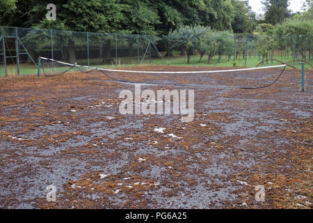 Stillgelegte Tennisplatz in schlechtem Zustand Stockfoto