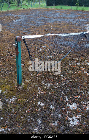 Stillgelegte Tennisplatz in schlechtem Zustand Stockfoto
