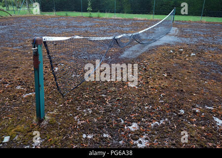 Stillgelegte Tennisplatz in schlechtem Zustand Stockfoto