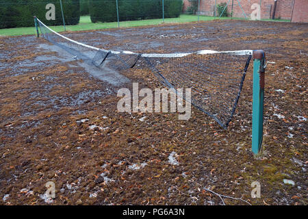 Stillgelegte Tennisplatz in schlechtem Zustand Stockfoto