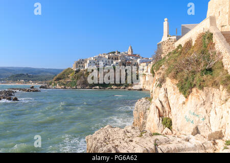 Italien, Foggia, Apulien, Italien, Gargano National Park, Altstadt von Vieste. Weiß getünchten Häuser aus Stein und Kirchtürmen. Küste. Stockfoto