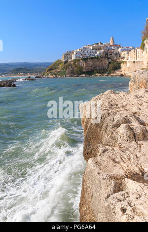 Italien, Foggia, Apulien, Italien, Gargano National Park, Altstadt von Vieste. Weiß getünchten Häuser aus Stein und Kirchtürmen. Küste. Stockfoto