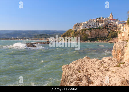 Italien, Foggia, Apulien, Italien, Gargano National Park, Altstadt von Vieste. Weiß getünchten Häuser aus Stein und Kirchtürmen. Küste. Stockfoto