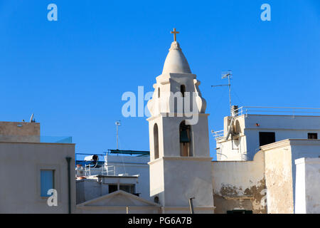 Italien, Foggia, Apulien, Italien, Nationalpark Gargano, Vieste. Glockenturm der Kirche. Stockfoto