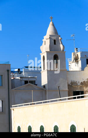 Italien, Foggia, Apulien, Italien, Nationalpark Gargano, Vieste. Glockenturm der Kirche. Stockfoto