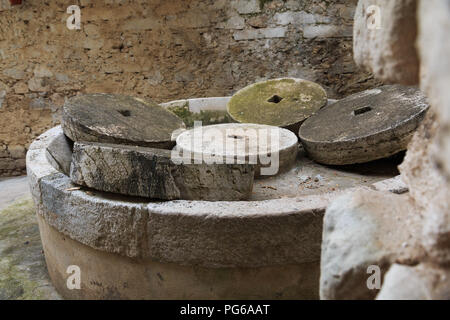 Italien, Foggia, Apulien, Italien, Nationalpark Gargano, Vieste. Stein Schleifscheiben. Stockfoto