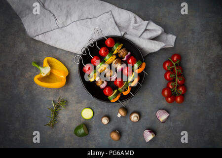 Vegetarische Grill Spieße auf Schüssel und Zutaten Stockfoto