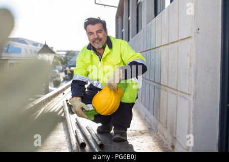 Südafrika, Kapstadt, Builder mit Rohren Stockfoto