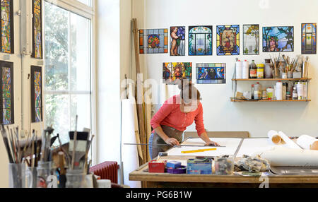 Frau Arbeiten am Entwurf in Glaser's Werkstatt Stockfoto