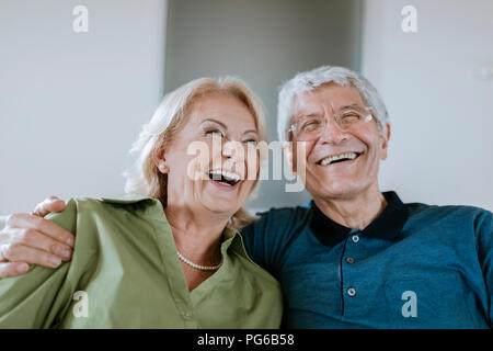 Gerne älteres Paar zu Hause Stockfoto