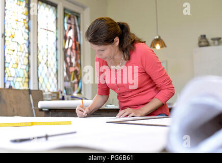 Frau Arbeiten am Entwurf in Glaser's Werkstatt Stockfoto