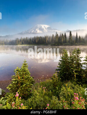 Mt Rainier and Reflection Lake with misty fog rolling through Stockfoto