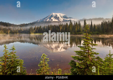 Mt Rainier und Reflexion See mit misty Nebel durch sanfte Stockfoto