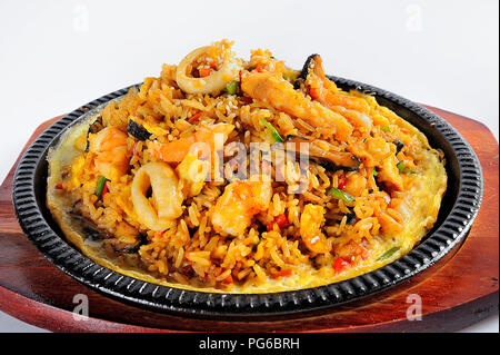 Peruanische Küche: Meeresfrüchte und Reis namens "Arroz con mariscos. Stockfoto