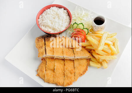 Fischgericht - gebratenes Kabeljaufilet mit Gemüse. Stockfoto