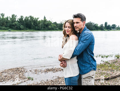 Zärtlich Paar am Flußufer Stockfoto