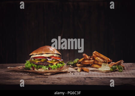 Hot Chili Burger mit Pommes frites Stockfoto