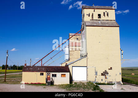 Mossleigh, Alberta, Kanada - 12. Juli 2018: altes verwittertes Holz Getreidesilos in der kleinen kanadischen Prairie Stadt Mossleigh, Alberta, Kanada. Stockfoto