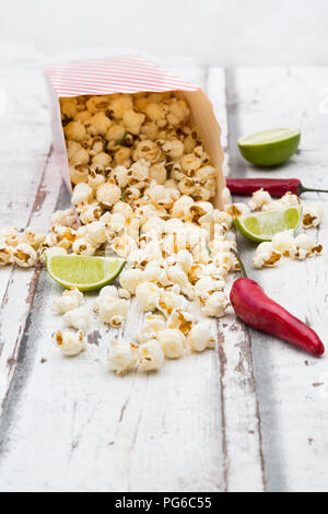 Portion Popcorn gewürzt mit Chili und Kalk Stockfoto