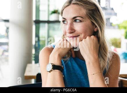 Porträt einer hübschen jungen Frau, lächelnd Stockfoto