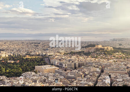 Griechenland, Attika, Athen, Blick vom Mount Lycabettus über die Stadt mit Blick auf die Akropolis Stockfoto