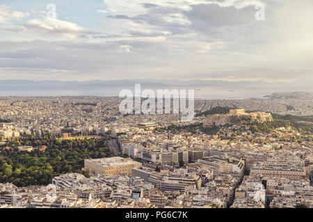Griechenland, Attika, Athen, Blick vom Mount Lycabettus über die Stadt mit Blick auf die Akropolis Stockfoto