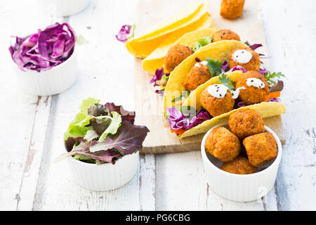 Tacos mit gemischtem Salat, süßes patato Falafel, Karotte, Rotkohl, Joghurt Sauce, Petersilie und schwarzem Sesam Stockfoto