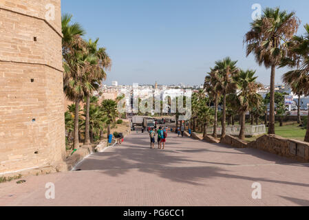 Kasbah des Oudaia und Rabat Skyline der Stadt. Menschen deutlich sichtbar Stockfoto