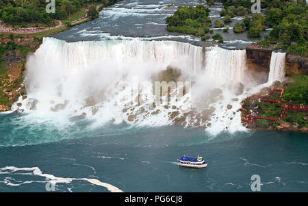 American Falls und Mädchen des Nebels Boot am Niagara River, Luftaufnahme Stockfoto
