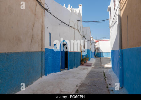 Die engen Gassen der Kasbah des Oudaia in Rabat, der Hauptstadt von Marokko. Alle Wände in der Medina sind lackiert in Blau und Weiß Stockfoto