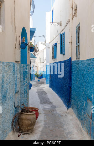 Die engen Gassen der Kasbah des Oudaia in Rabat, der Hauptstadt von Marokko. Alle Wände in der Medina sind lackiert in Blau und Weiß Stockfoto