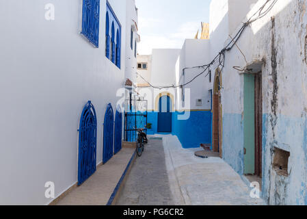 Die engen Gassen der Kasbah des Oudaia in Rabat, der Hauptstadt von Marokko. Alle Wände in der Medina sind lackiert in Blau und Weiß Stockfoto