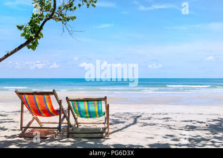 Zwei Liegen am Strand in der Nähe von dem Meer auf Koh Chang in Thailand. Sommer Urlaub und Ferien Konzept für Tourismus. Stockfoto