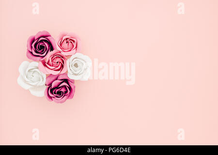 Flach der weißen, rosa und lila auf rosa Hintergrund Pastelltönen Stockfoto