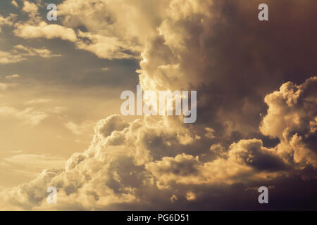 Gegenüber den Wolken mit Sonne und Schatten bilden ein dramatischer Himmel. Stockfoto