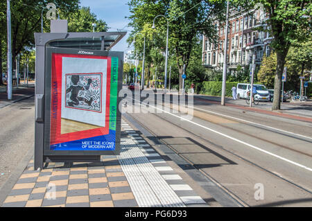 Leere Straßenbahn- und Bushaltestelle Am Linneausstraat Straße in Amsterdam Die Niederlande 2018 Stockfoto