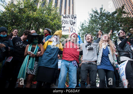 LOS ANGELES - 17. NOVEMBER: besetzen LA Demonstranten März am 17. November 2011 in Los Angeles, CA. Stockfoto