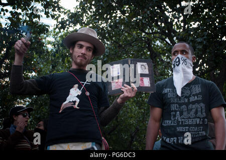 LOS ANGELES - 17. NOVEMBER: besetzen LA Demonstranten März am 17. November 2011 in Los Angeles, CA. Stockfoto